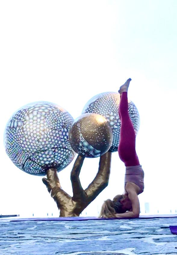 HAND STAND 