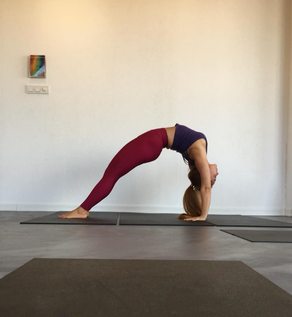 YOGA POZU URDHVA DANURASANA