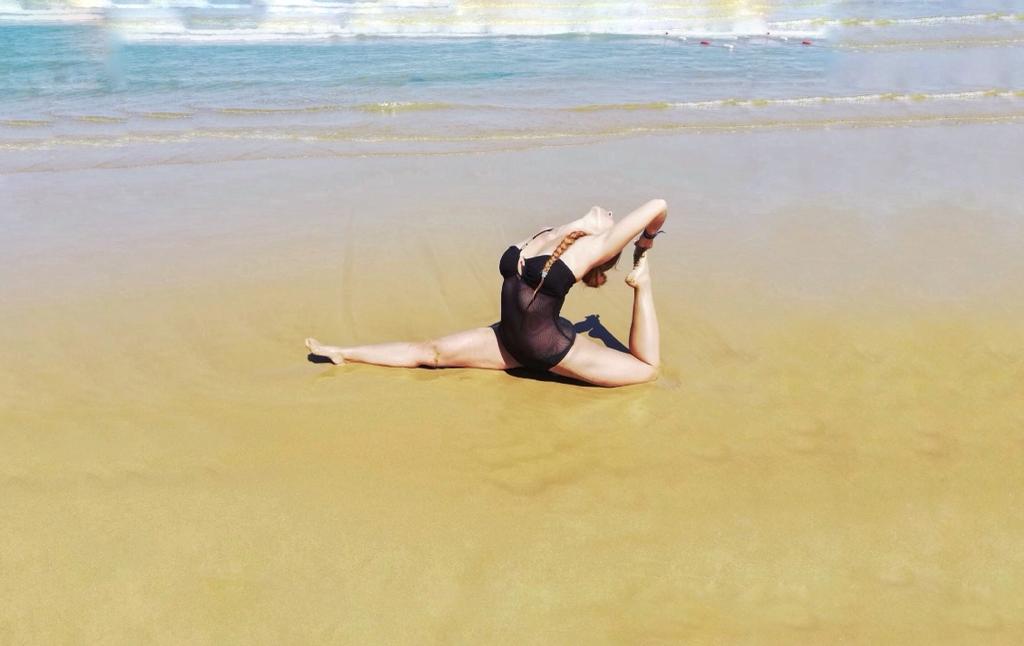 hanumanasana YOGA