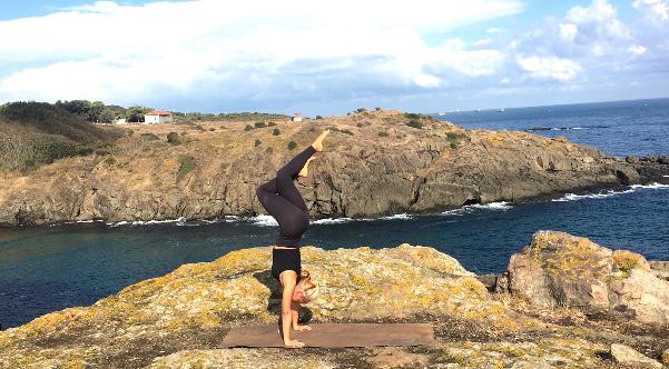 YOGA Adho Mukha Vrksasana GARUDASANA bacak varyasyonu