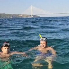 Selçuk Bayraktar babasını Sarıyer’de yüzerek andı.