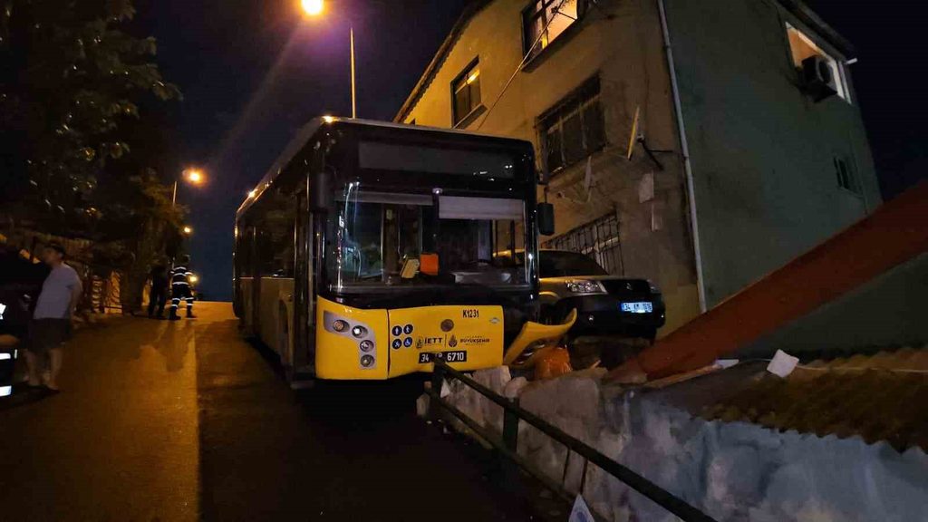 Sarıyer’de İETT otobüsü bariyerlere çarptı: Evlere metreler kala durdu