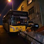 Sarıyer’de İETT otobüsü bariyerlere çarptı: Evlere metreler kala durdu