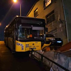 Sarıyer’de İETT otobüsü bariyerlere çarptı: Evlere metreler kala durdu